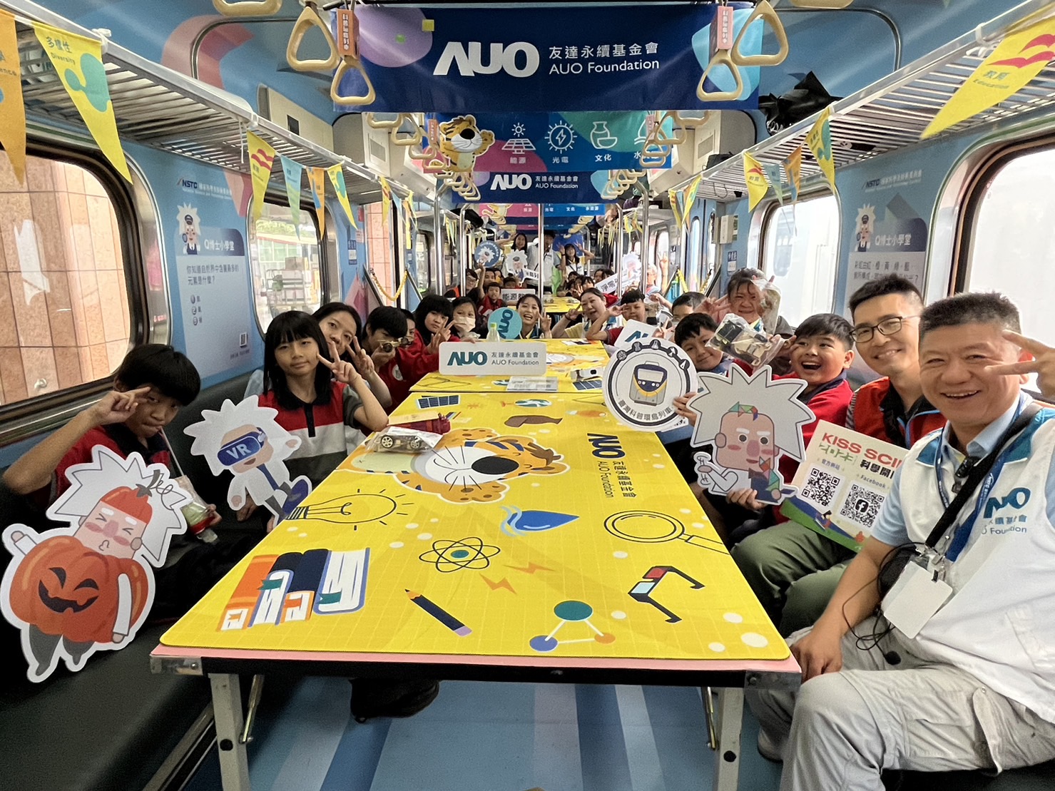 28圈永續基金會參與「臺灣科普環島列車」，設計基礎科學車廂課程，以「淨零碳排和永續能源」為主題，讓學生透過創意實驗認識淨零知識，以及思考生活中的減碳行為